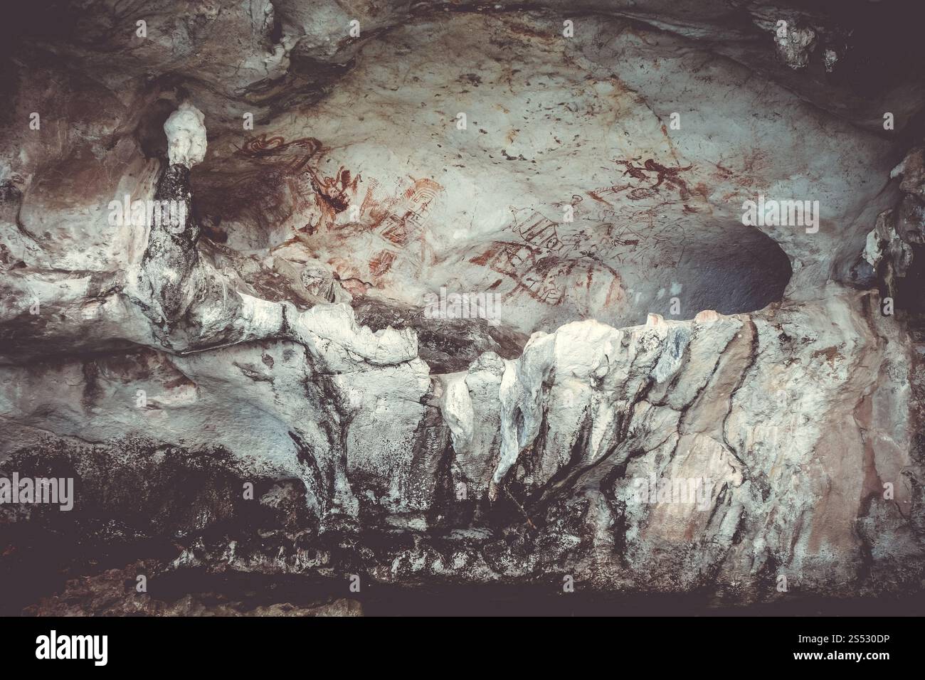 Dipinti preistorici su un muro di una grotta, Phang Nga Bay, Thailandia. Dipinti preistorici in una grotta, Phang Nga Bay, Thailandia Foto Stock