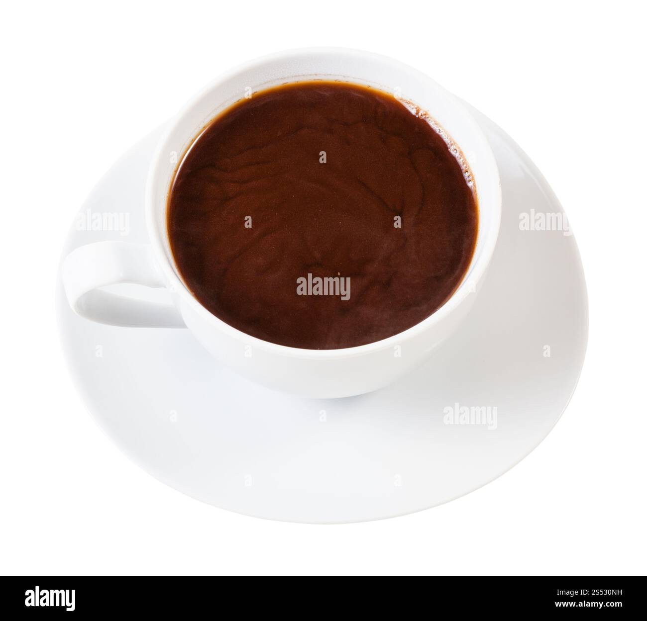 Vista sopra a caldo di polvere di carruba drink in porcellana bianca cup sul piattino isolati su sfondo bianco Foto Stock