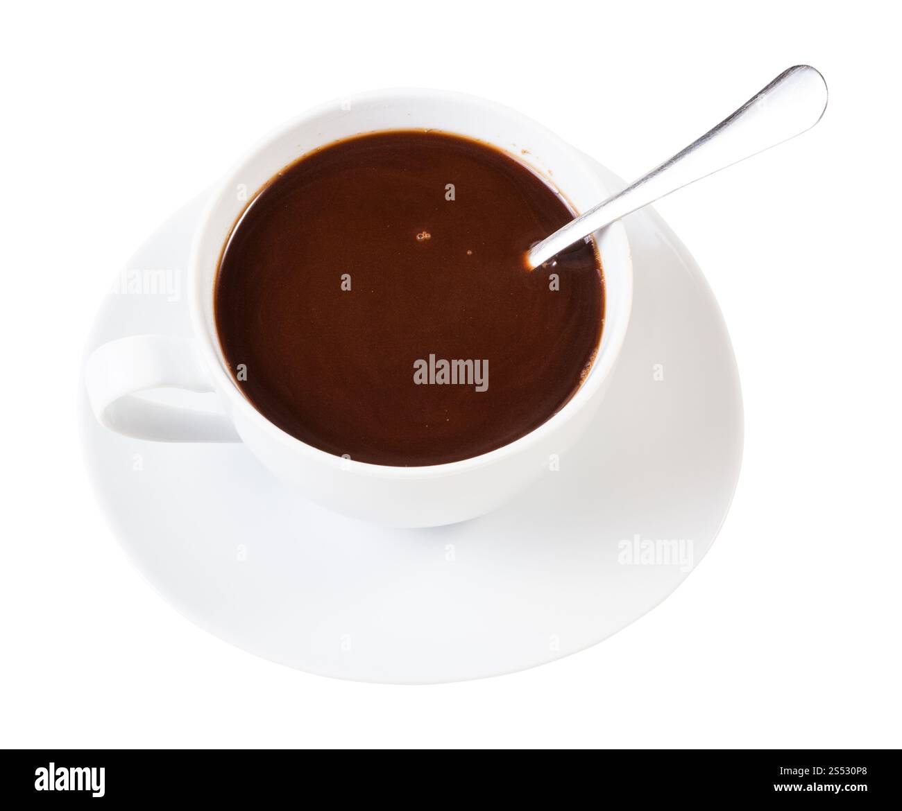 Vista sopra a caldo di polvere di carruba drink in porcellana bianca tazza con cucchiaio sul piattino isolati su sfondo bianco Foto Stock