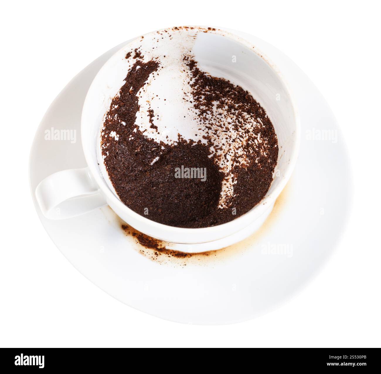 La Divinazione sul caffè macinato - porcellana bianca con coppa sedimenti del caffè sul piattino isolati su sfondo bianco Foto Stock