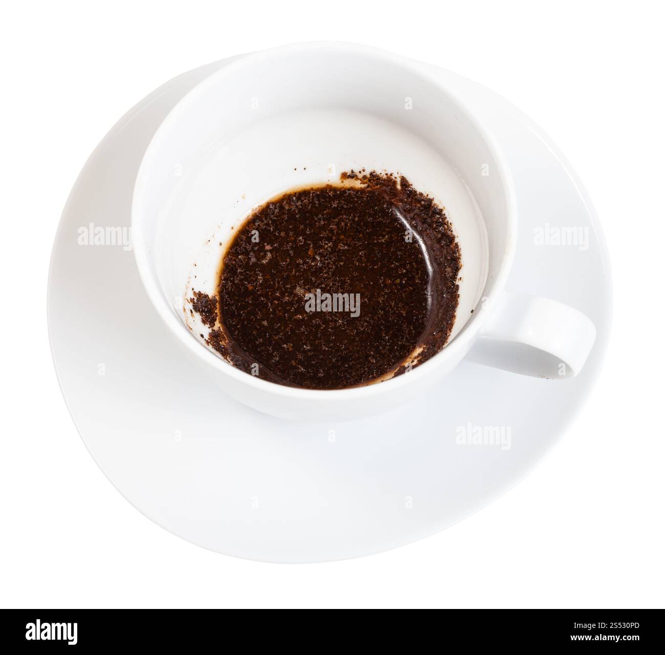 La Divinazione sul caffè macinato - il resto della bevanda di caffè sul fondo di colore bianco porcellana cup sul piattino isolati su sfondo bianco Foto Stock