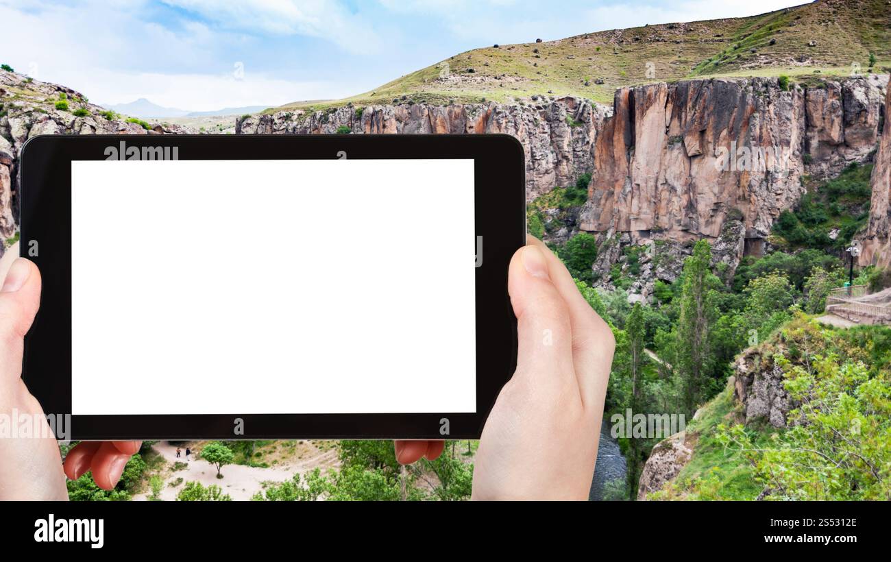 Concetto di viaggio - fotografie turistiche della valle di Ihlara della provincia di Aksaray in Cappadocia in primavera in Turchia su smartphone con schermo vuoto Foto Stock