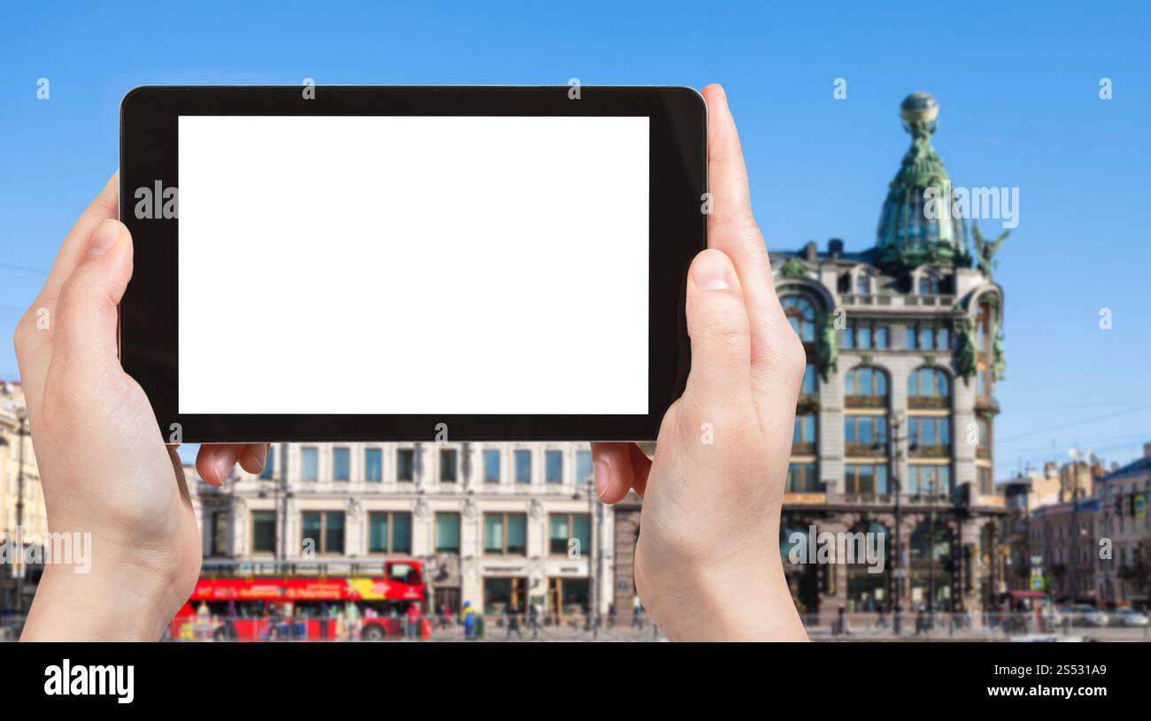 Concetto di viaggio - fotografie turistiche di Nevsky Prospect Street e Singer House nella città di San Pietroburgo a marzo su smartphone con fessura vuota Foto Stock
