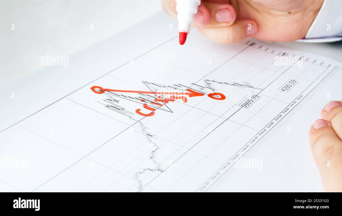 Concetto di crisi finanziaria. Uomo d'affari che disegna un grafico decrescente sul grafico dati. Concetto di crisi finanziaria. Uomo d'affari che disegna un grafico decrescente Foto Stock