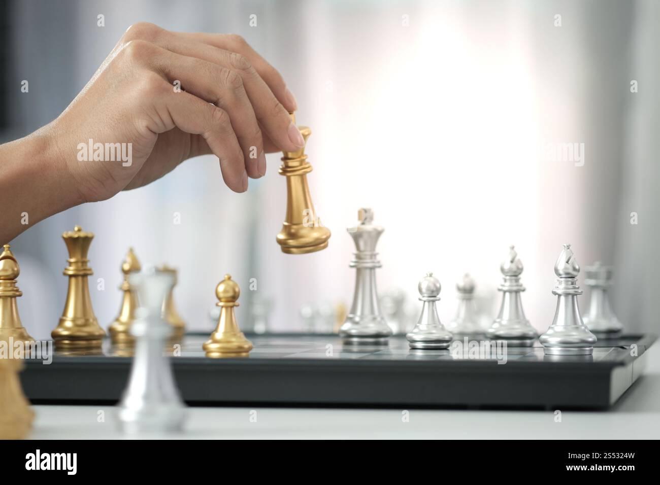 Imprenditore giocare con il gioco di scacchi. successo il concetto di gestione della strategia aziendale e sfida tattica Foto Stock