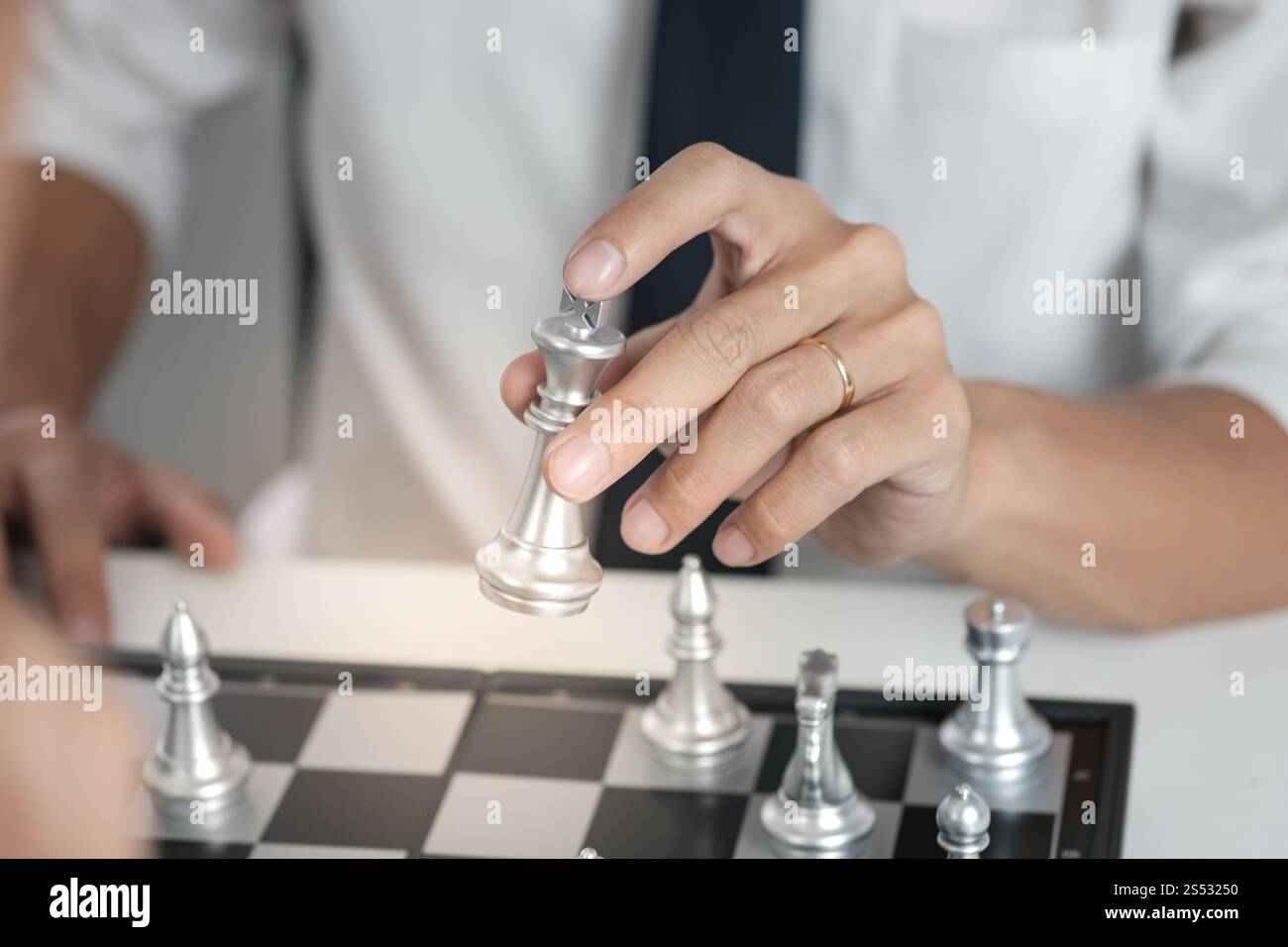 Imprenditore giocare con il gioco di scacchi. successo il concetto di gestione della strategia aziendale e sfida tattica Foto Stock