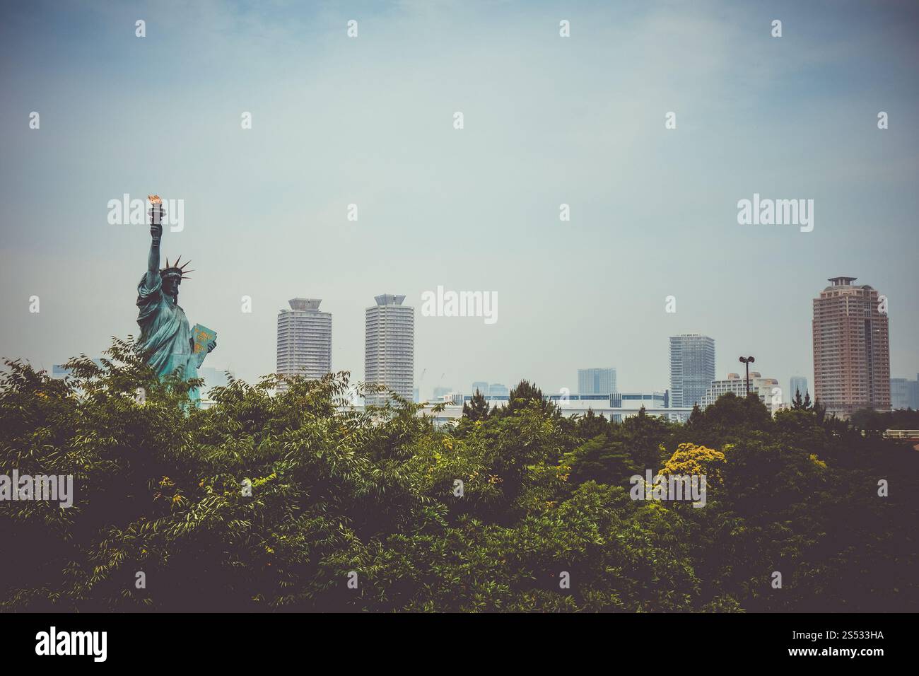 Statua della libertà, ponte arcobaleno e paesaggio urbano di tokyo, Giappone. Statua della libertà e paesaggio urbano di tokyo, Giappone Foto Stock