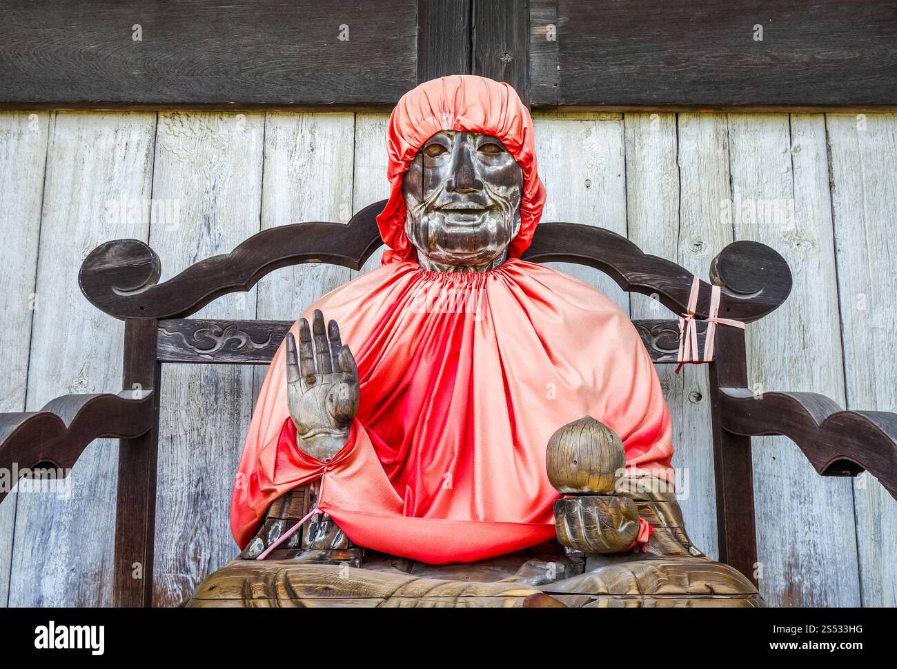 Statua in legno di Binzuru nel tempio Daibutsu-den Todai-ji, Nara, Giappone. Statua di Binzuru nel tempio Daibutsu-den Todai-ji, Nara, Giappone Foto Stock