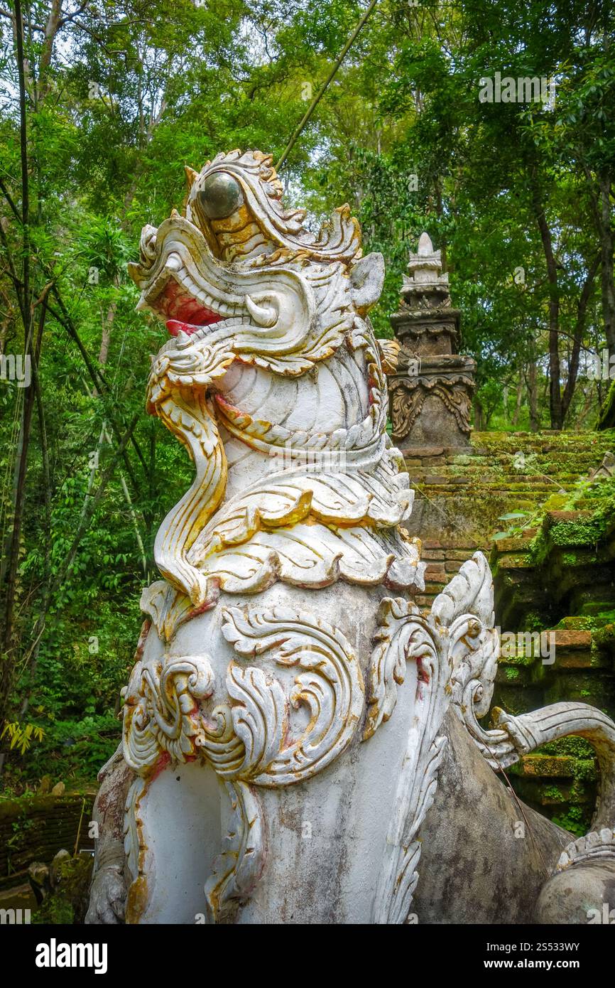 Statua del drago tempio Wat Palad, Chiang mai, Thailandia. Statua bianca nel tempio di Wat Palad, Chiang mai, Thailandia Foto Stock