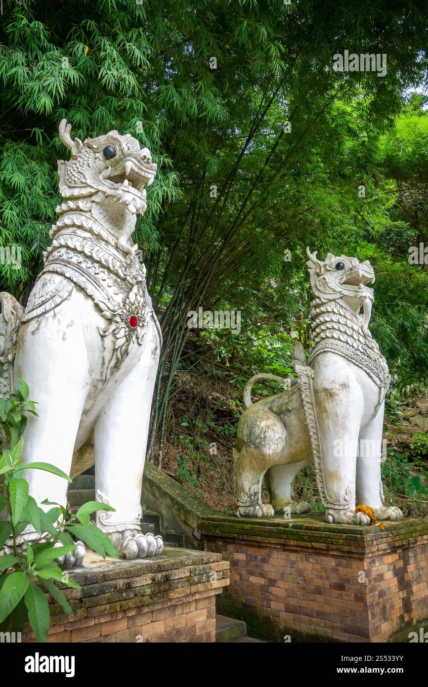 Statua del drago tempio Wat Palad, Chiang mai, Thailandia. Statua bianca nel tempio di Wat Palad, Chiang mai, Thailandia Foto Stock