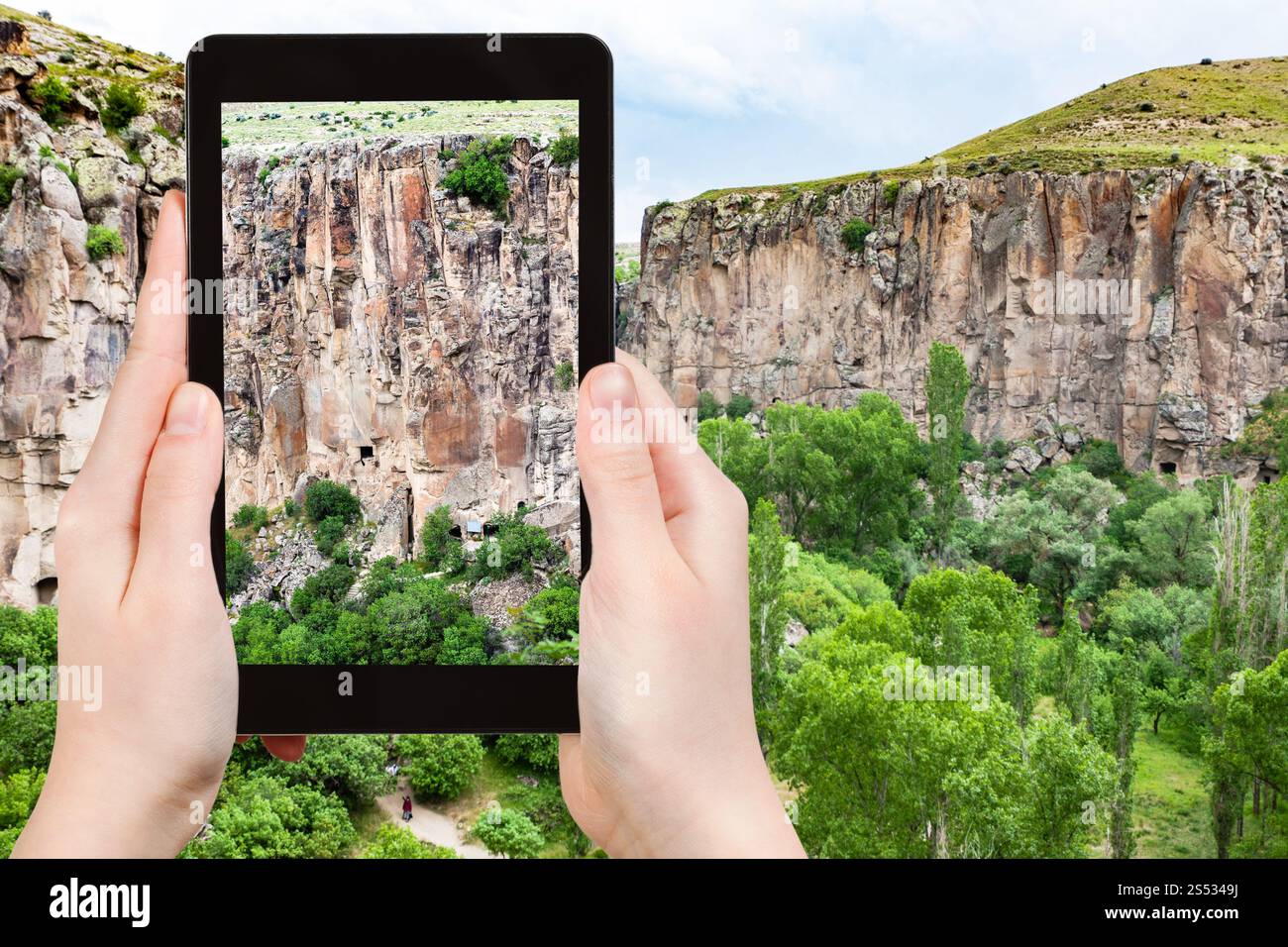 Concetto di viaggio - fotografie turistiche della gola di Ihlara Valle nella provincia di Aksaray in Cappadocia sullo smartphone in Turchia in primavera Foto Stock