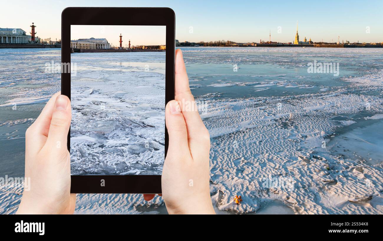 Concetto di viaggio - fotografie turistiche congelate di fiume Neva e allo spiedo di Isola Vasilyevsky con colonna rostrale e vecchio edificio dello Stock Exchange in San Foto Stock