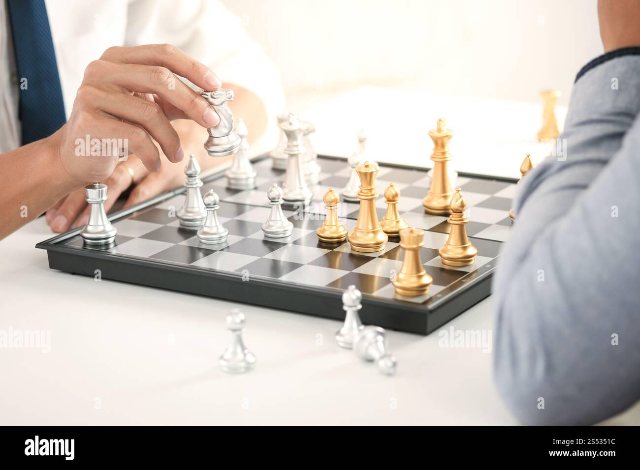 Imprenditore giocare con il gioco di scacchi. successo il concetto di gestione della strategia aziendale e sfida tattica Foto Stock