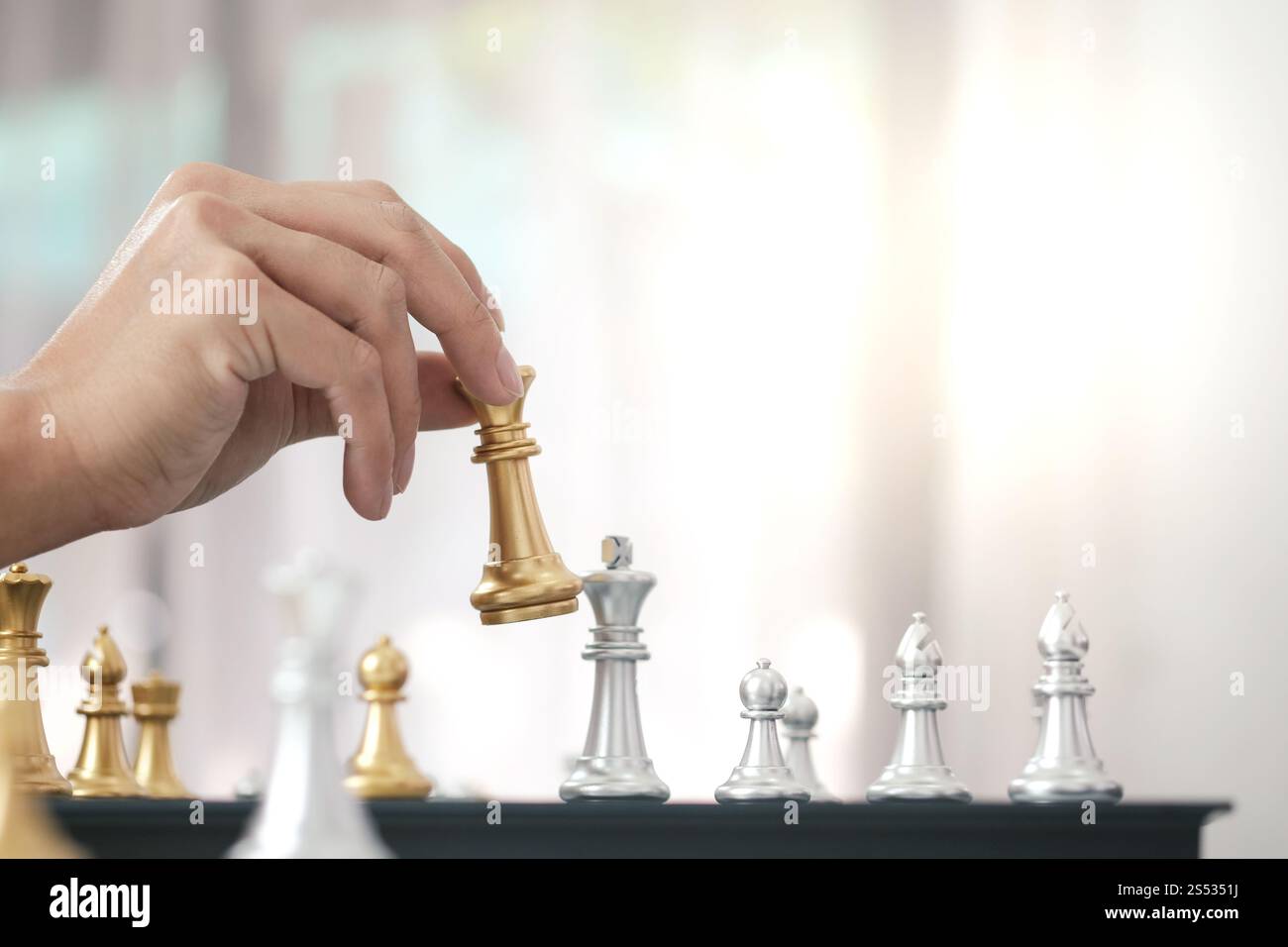 Imprenditore giocare con il gioco di scacchi. successo il concetto di gestione della strategia aziendale e sfida tattica Foto Stock
