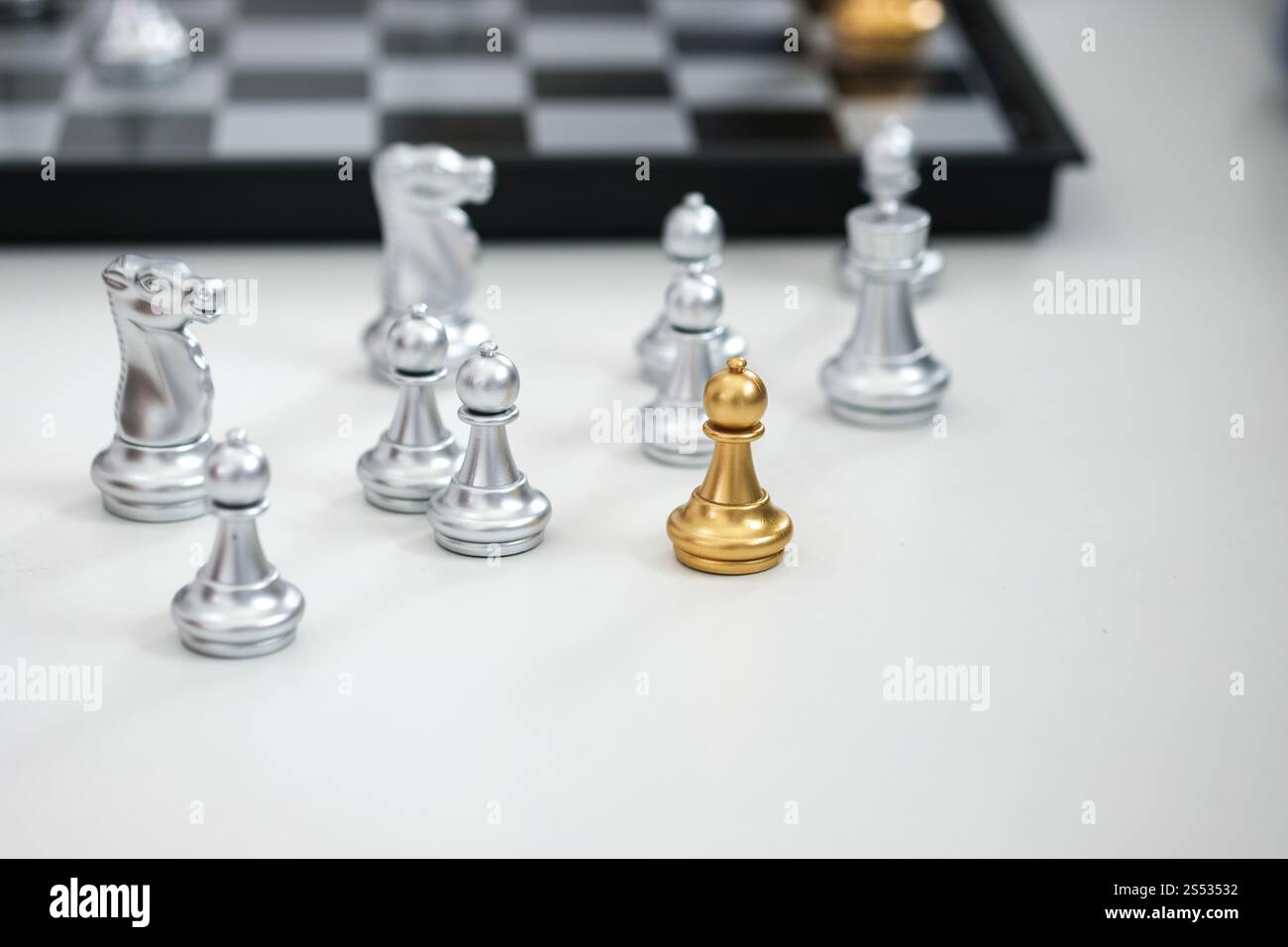 Imprenditore giocare con il gioco di scacchi. successo il concetto di gestione della strategia aziendale e sfida tattica Foto Stock