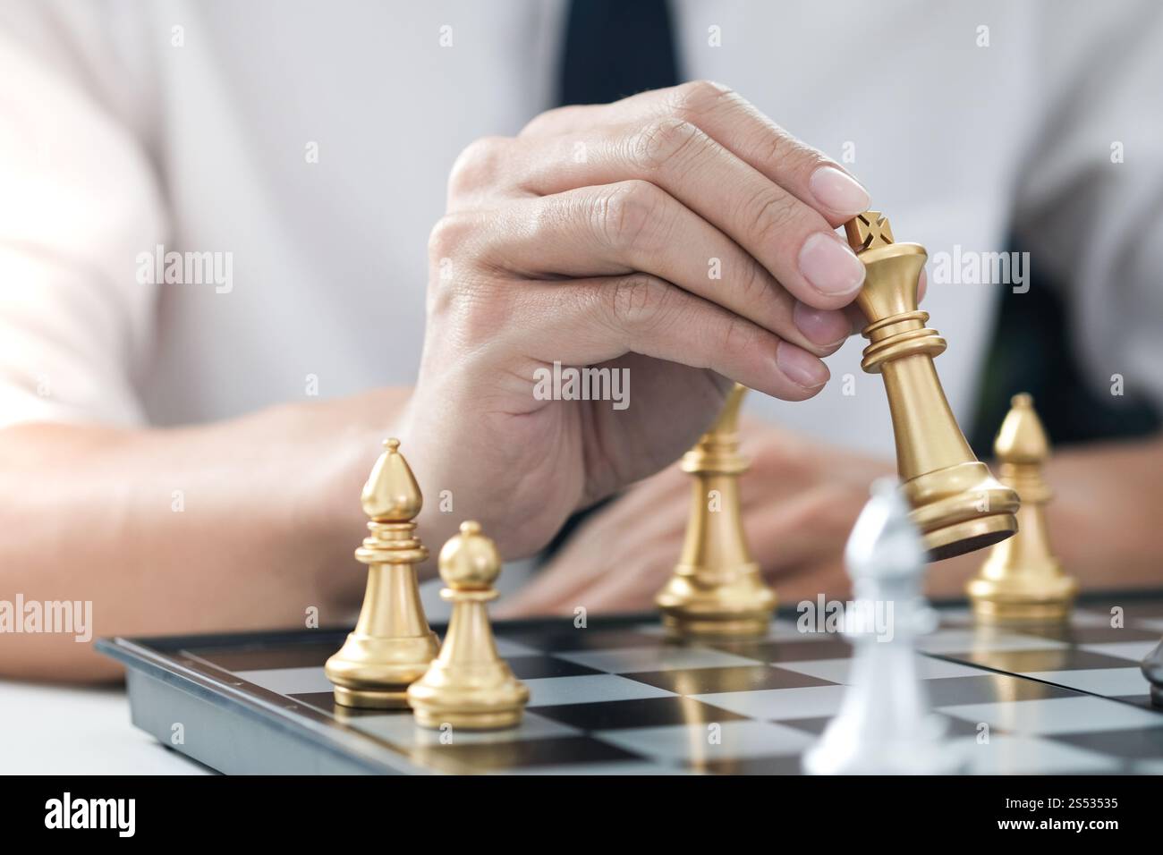 Imprenditore giocare con il gioco di scacchi. successo il concetto di gestione della strategia aziendale e sfida tattica Foto Stock