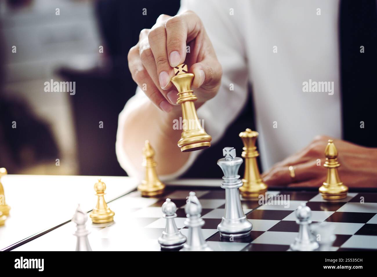 Imprenditore giocare con il gioco di scacchi. successo il concetto di gestione della strategia aziendale e sfida tattica Foto Stock