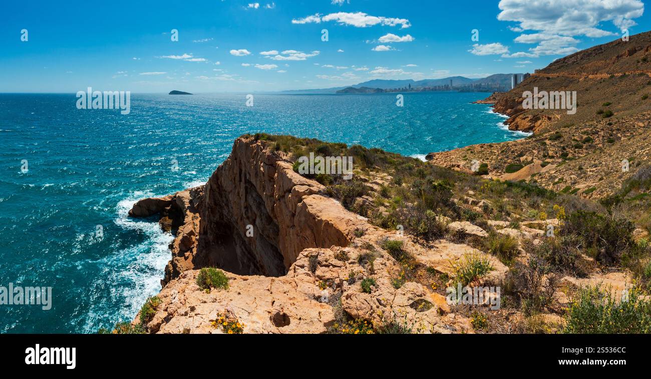 Estate Mare Mediterraneo paesaggio della Costa nei pressi della città di Benidorm (Costa Blanca, Alicante, Spagna). Foto Stock