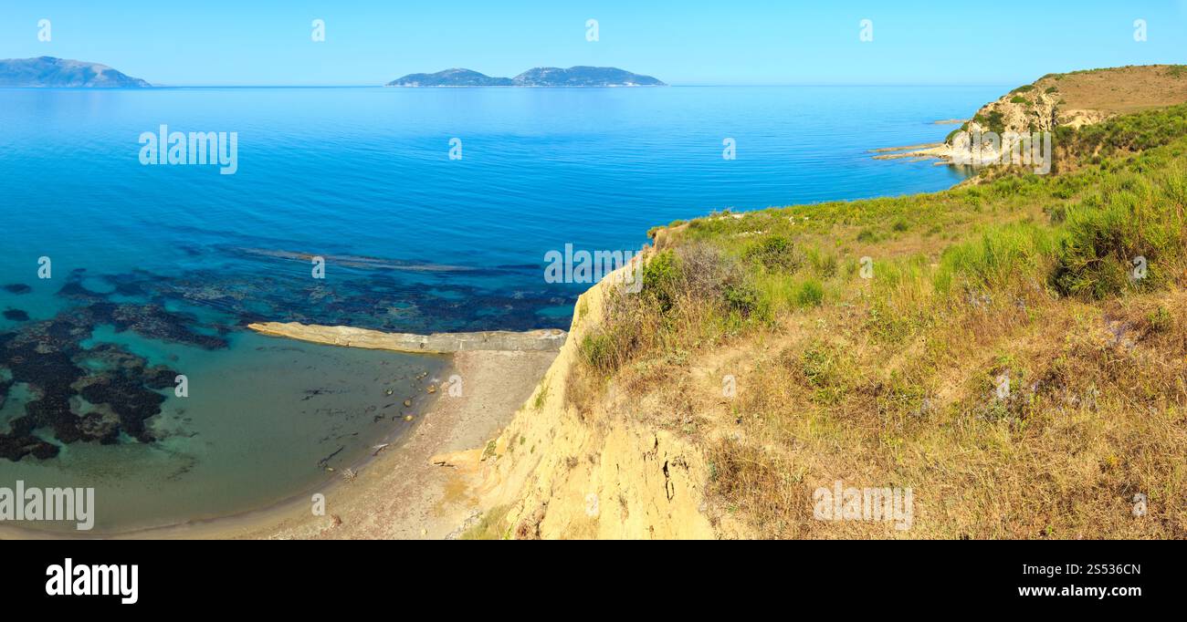 Mattina estate mare costa rocciosa del paesaggio (Narta Laguna, Valona Albania). Foto Stock