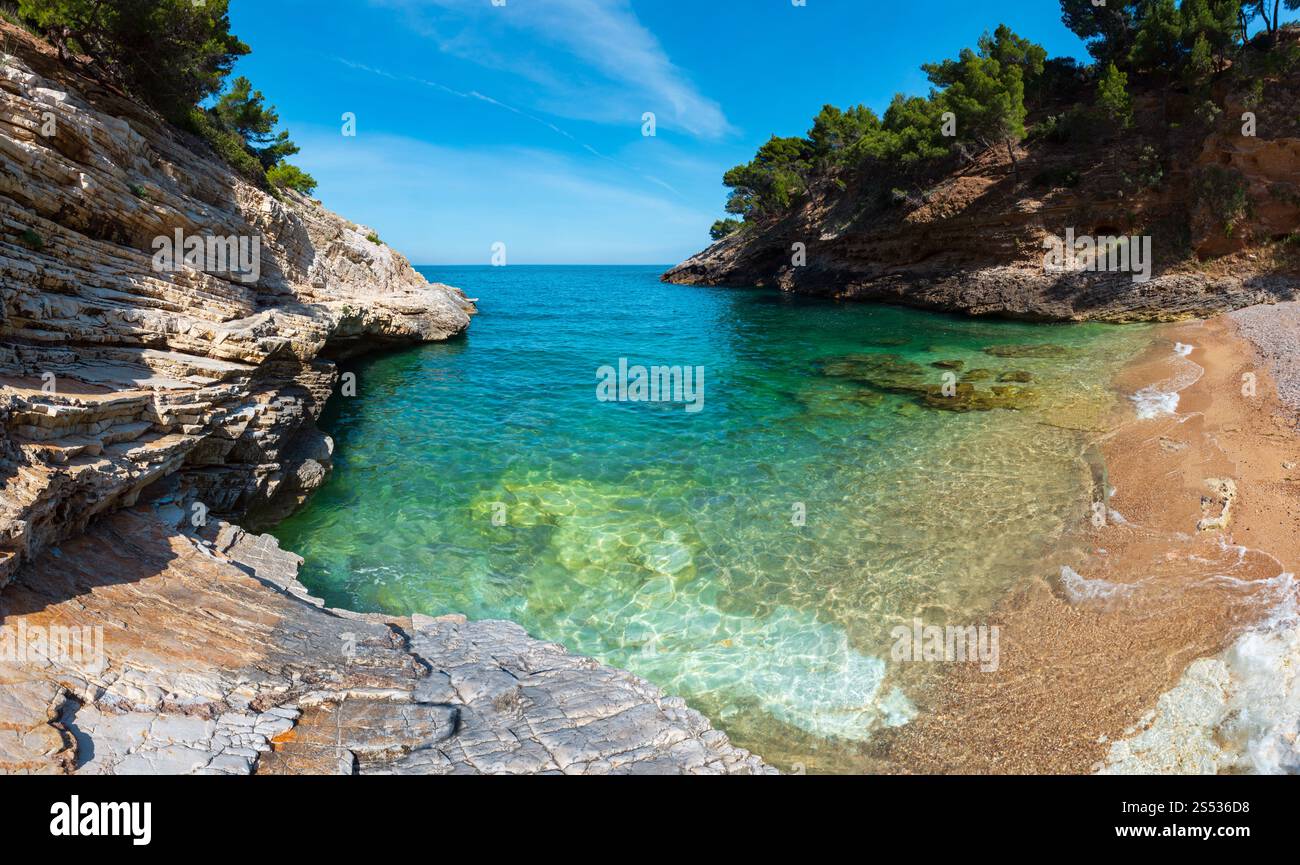 Estate Baia della Pergola piccola calma spiaggia tranquilla, Gargano in Puglia, Italia. Foto Stock