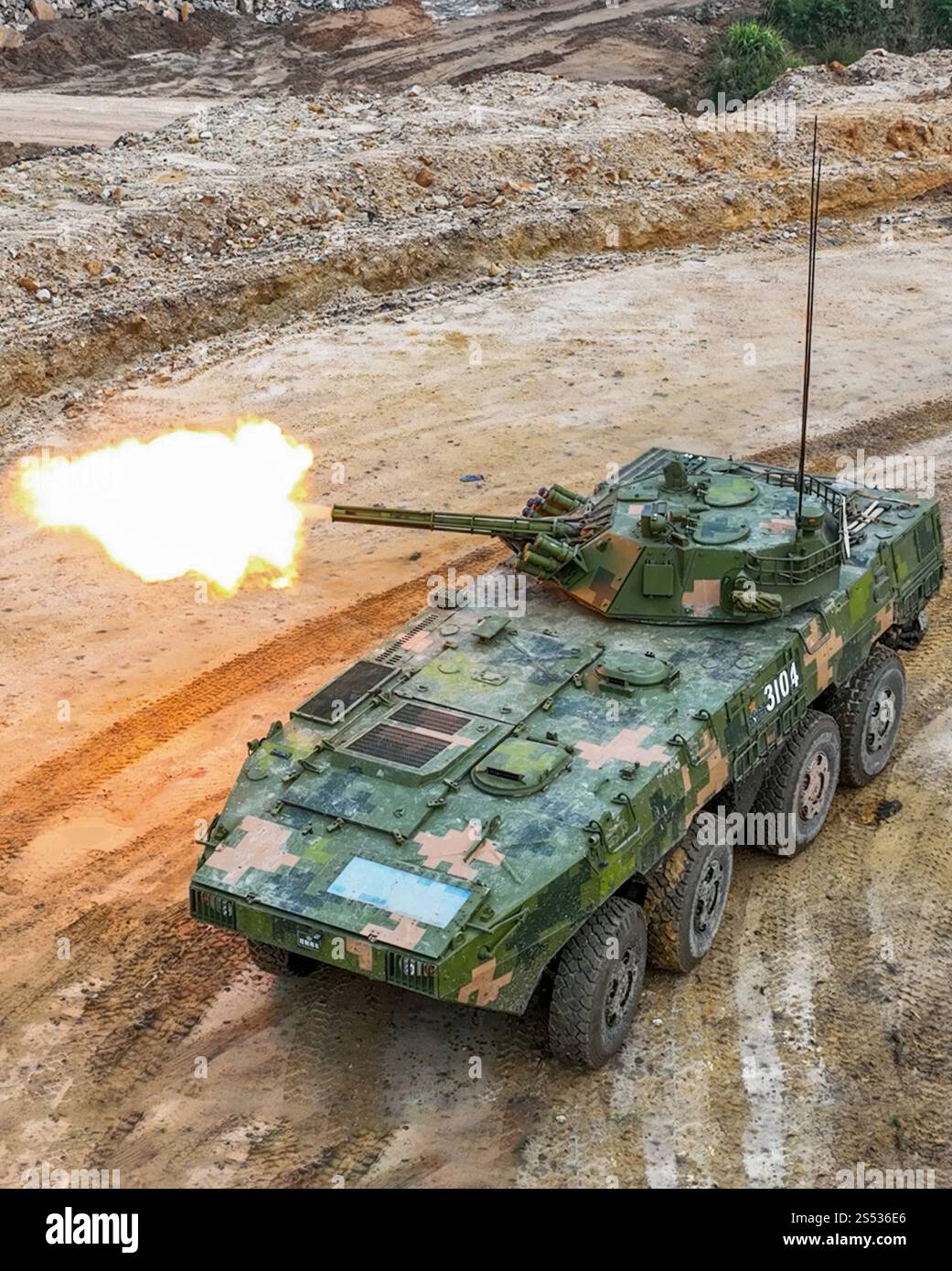 NINGBO, CINA - 10 GENNAIO 2025 - Un'unità di veicoli da combattimento della fanteria cinese spara munizioni vive con armi montate su veicoli durante un vero e proprio combattimento Foto Stock