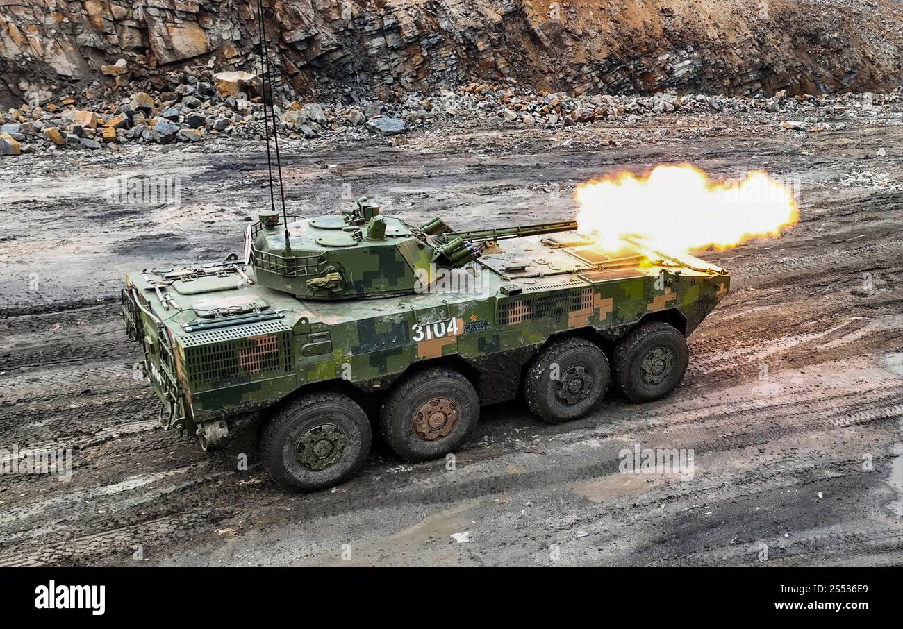 NINGBO, CINA - 10 GENNAIO 2025 - Un'unità di veicoli da combattimento della fanteria cinese spara munizioni vive con armi montate su veicoli durante un vero e proprio combattimento Foto Stock