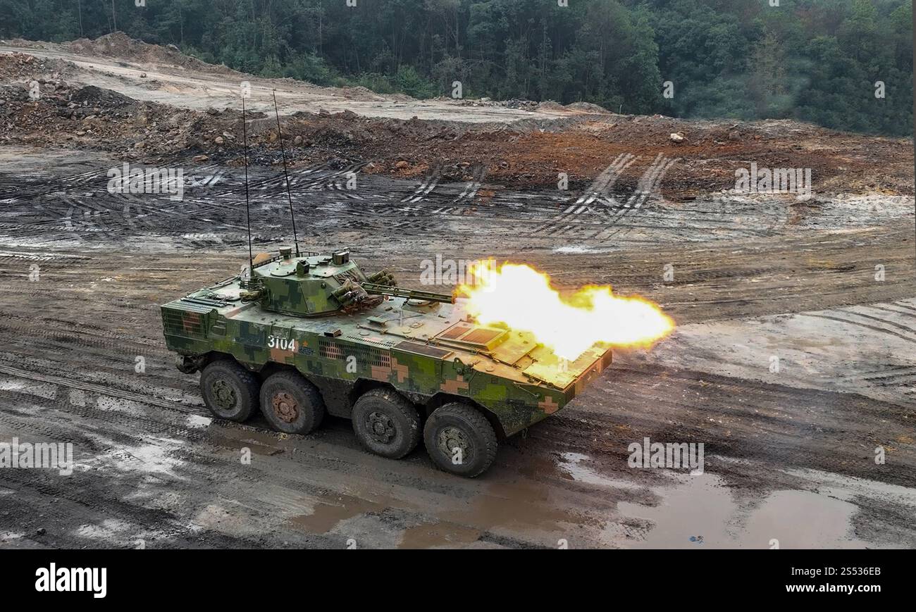 NINGBO, CINA - 10 GENNAIO 2025 - Un'unità di veicoli da combattimento della fanteria cinese spara munizioni vive con armi montate su veicoli durante un vero e proprio combattimento Foto Stock