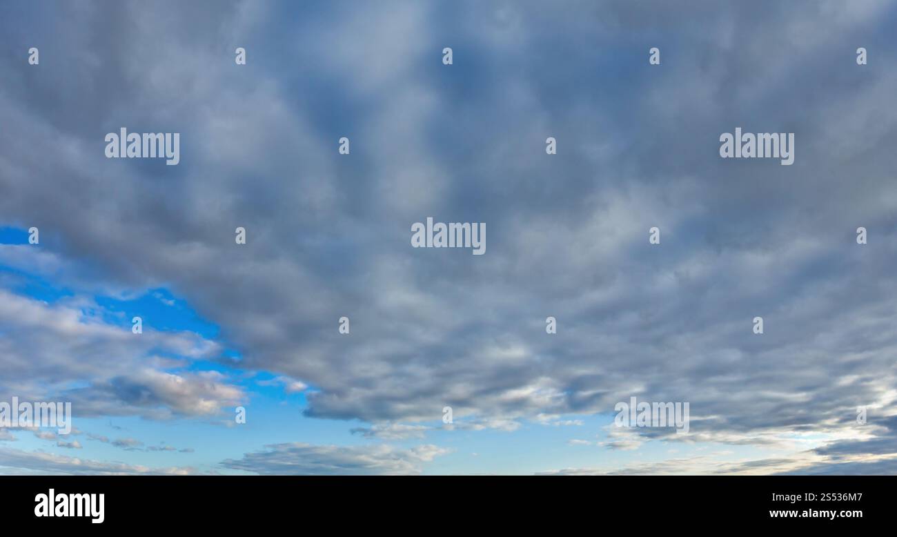 Soffici nuvole nel cielo blu sullo sfondo Foto Stock