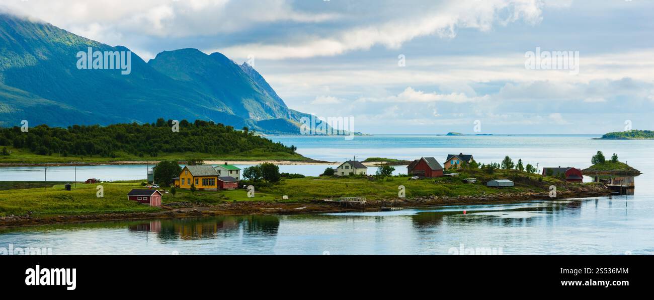Senja estate sera Nuvoloso fjord paesaggio, Grashopkjosen, Skaland, Norvegia. Foto Stock