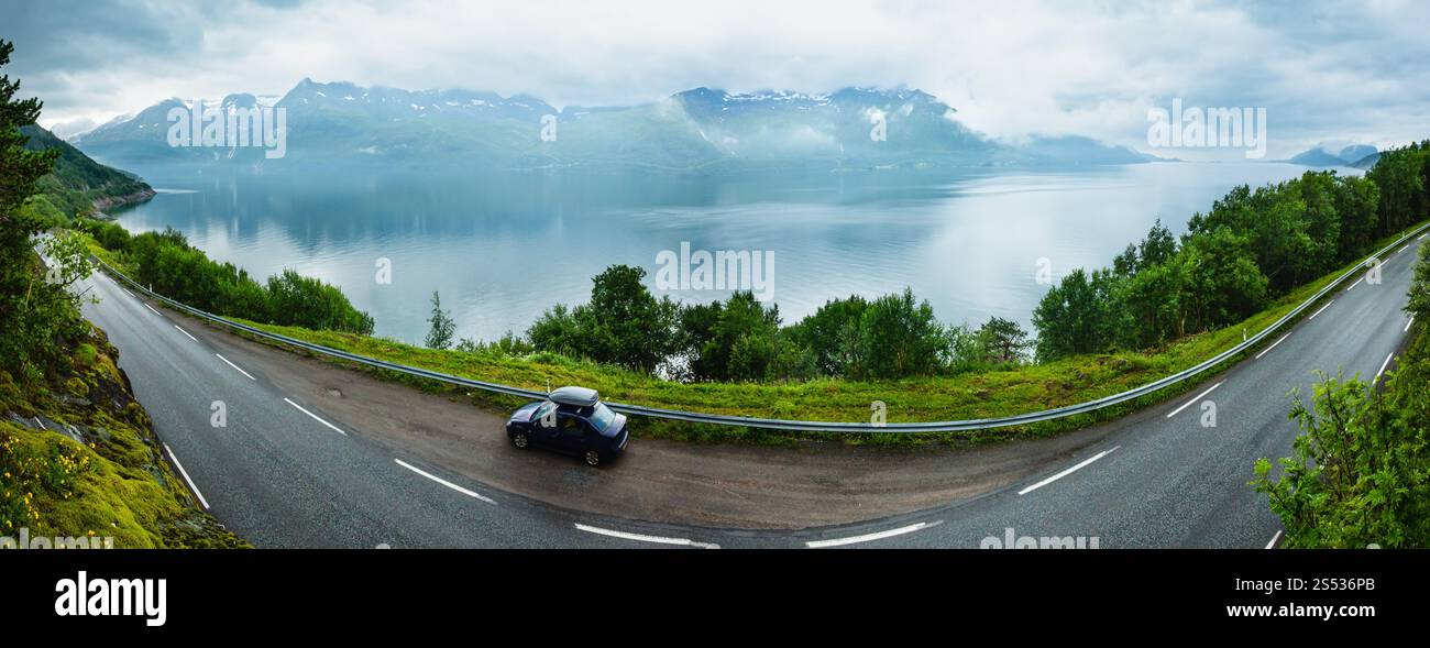 Nuvoloso estate vista su Glomfjorden, Nordland, Norvegia. I viaggiatori auto sulla strada. Foto Stock