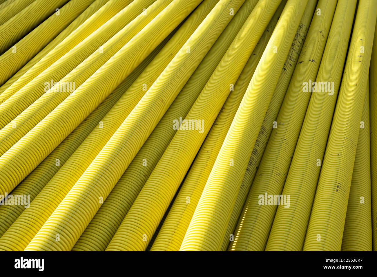 Tubi gialli in un cantiere Foto Stock