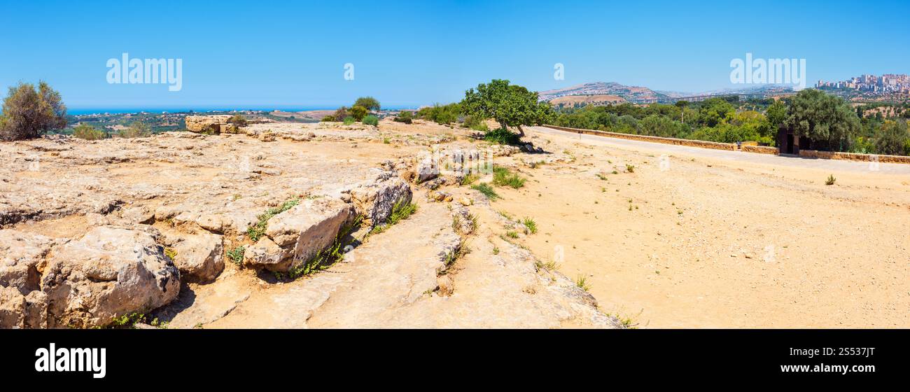 Vista mare e città di Agrigento da famose rovine antiche nella Valle dei Templi, Sicilia, Italia. Foto Stock