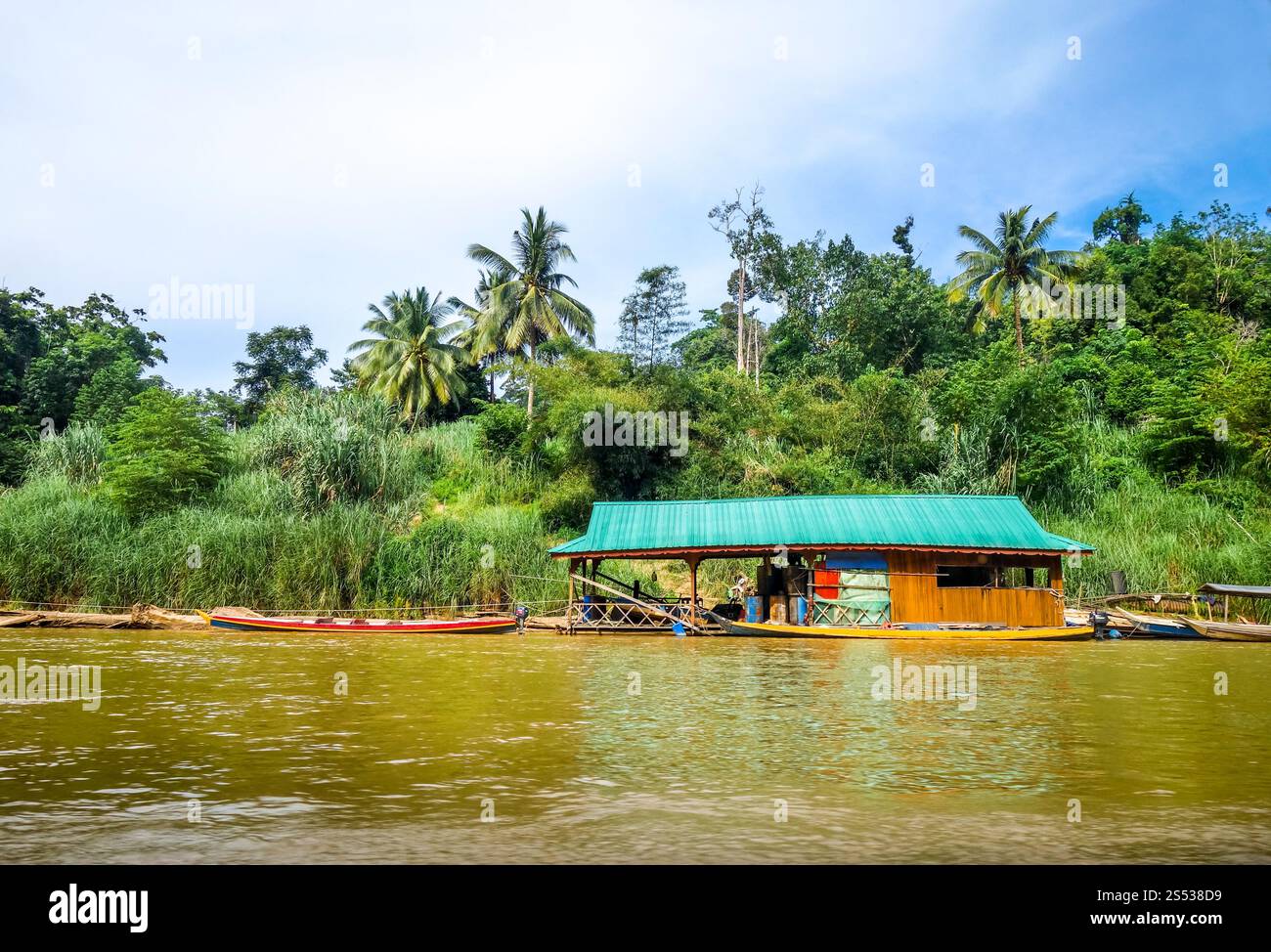 Casa galleggiante nel villaggio di Kuala Tahan, parco nazionale di Taman Negara, Malesia. Casa galleggiante a Kuala Tahan, parco nazionale Taman Negara, Malesia Foto Stock
