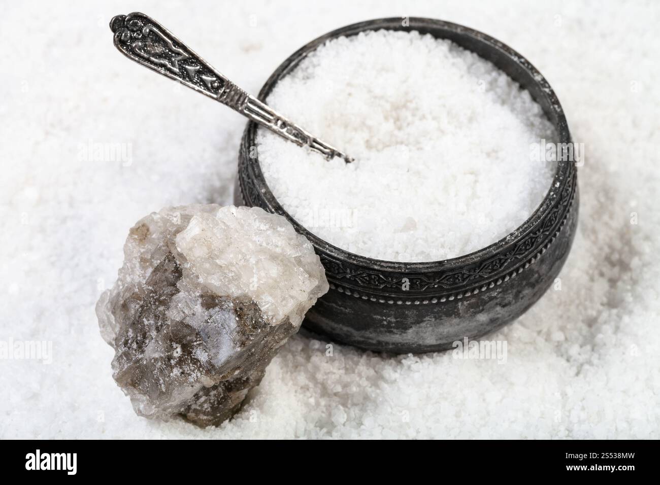 Vecchie sale di argento in cantina con cucchiaio, materie naturali minerali Alite e grani di sale di roccia vicino fino Foto Stock