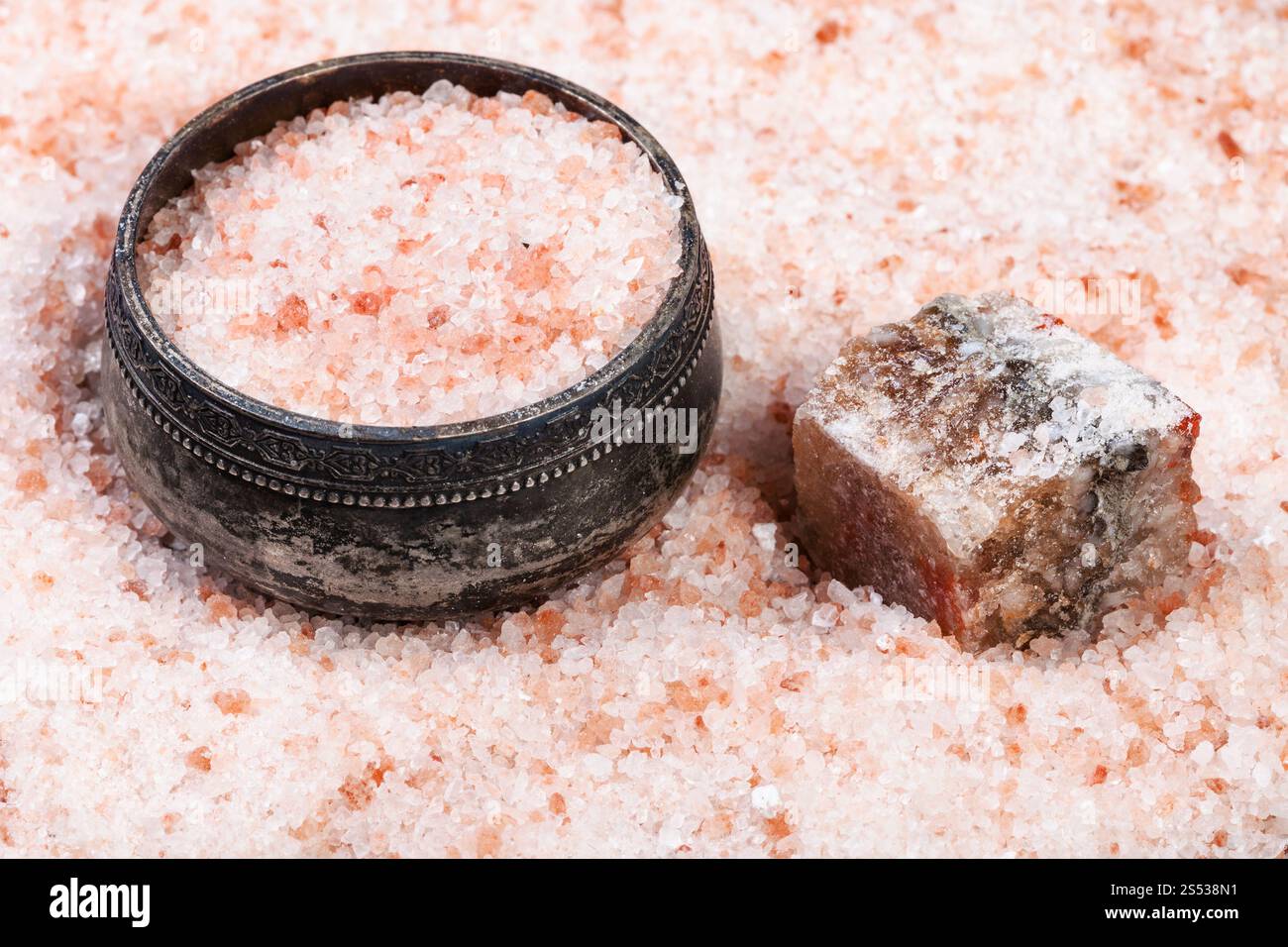 Vintage sale di argento cantina, ruvida rosa naturale Halite minerale e grani di Sale Himalayano close up Foto Stock