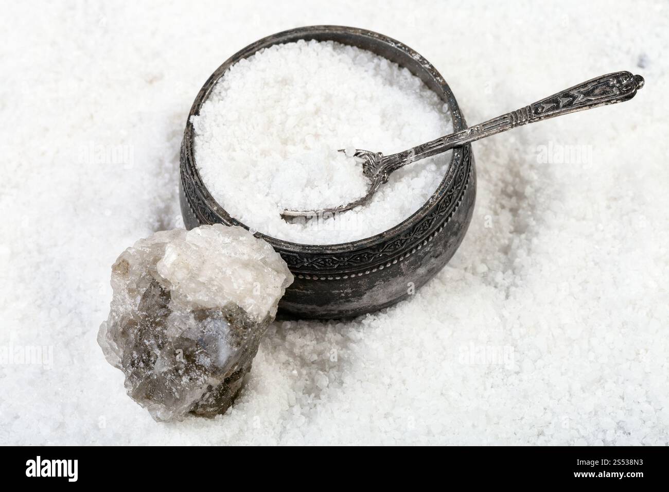 Vintage sale di argento in cantina con cucchiaio, ruvida Halite naturale minerale e grani di sale di roccia vicino fino Foto Stock
