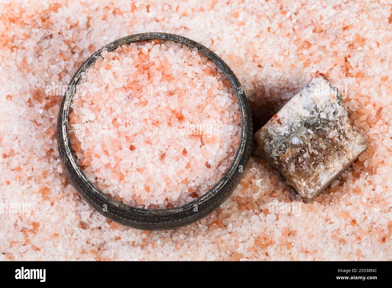 Vista superiore del vecchio sale di argento cantina, ruvida rosa naturale Halite minerale e grani di Sale Himalayano close up Foto Stock