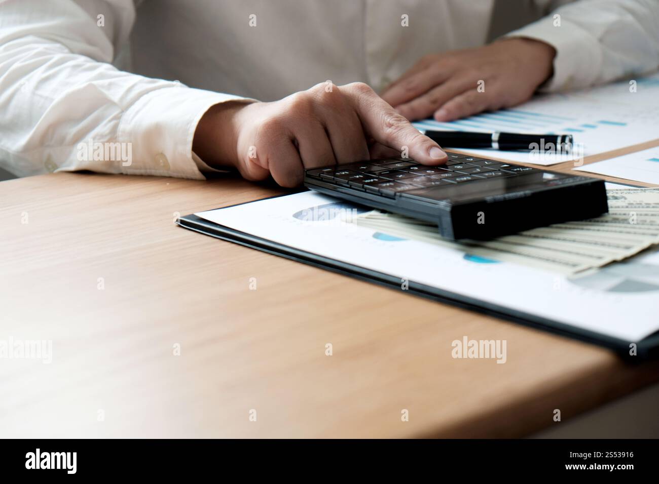 Auditor o Internal Revenue Service personale, le donne d'affari Controllo bilanci annuali della società. Concetto di audit. Foto Stock