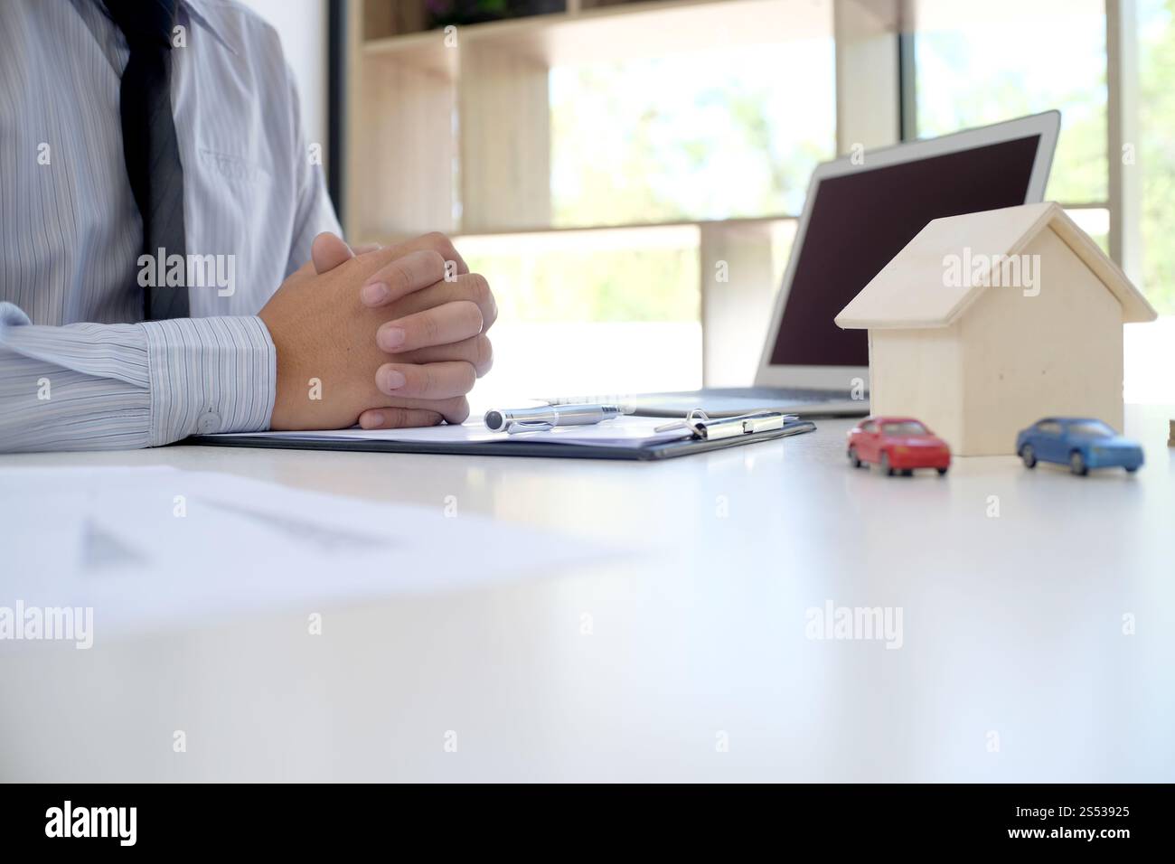 Sales Manager per dare consigli modulo di applicazione documento, considerando mutuo ipotecario speciali per auto e assicurazione casa Foto Stock