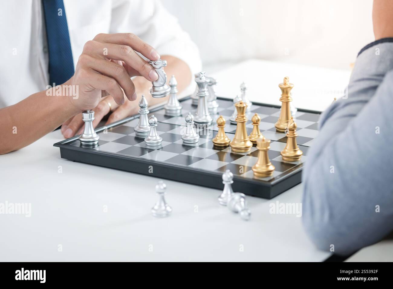 Imprenditore giocare con il gioco di scacchi. successo il concetto di gestione della strategia aziendale e sfida tattica Foto Stock