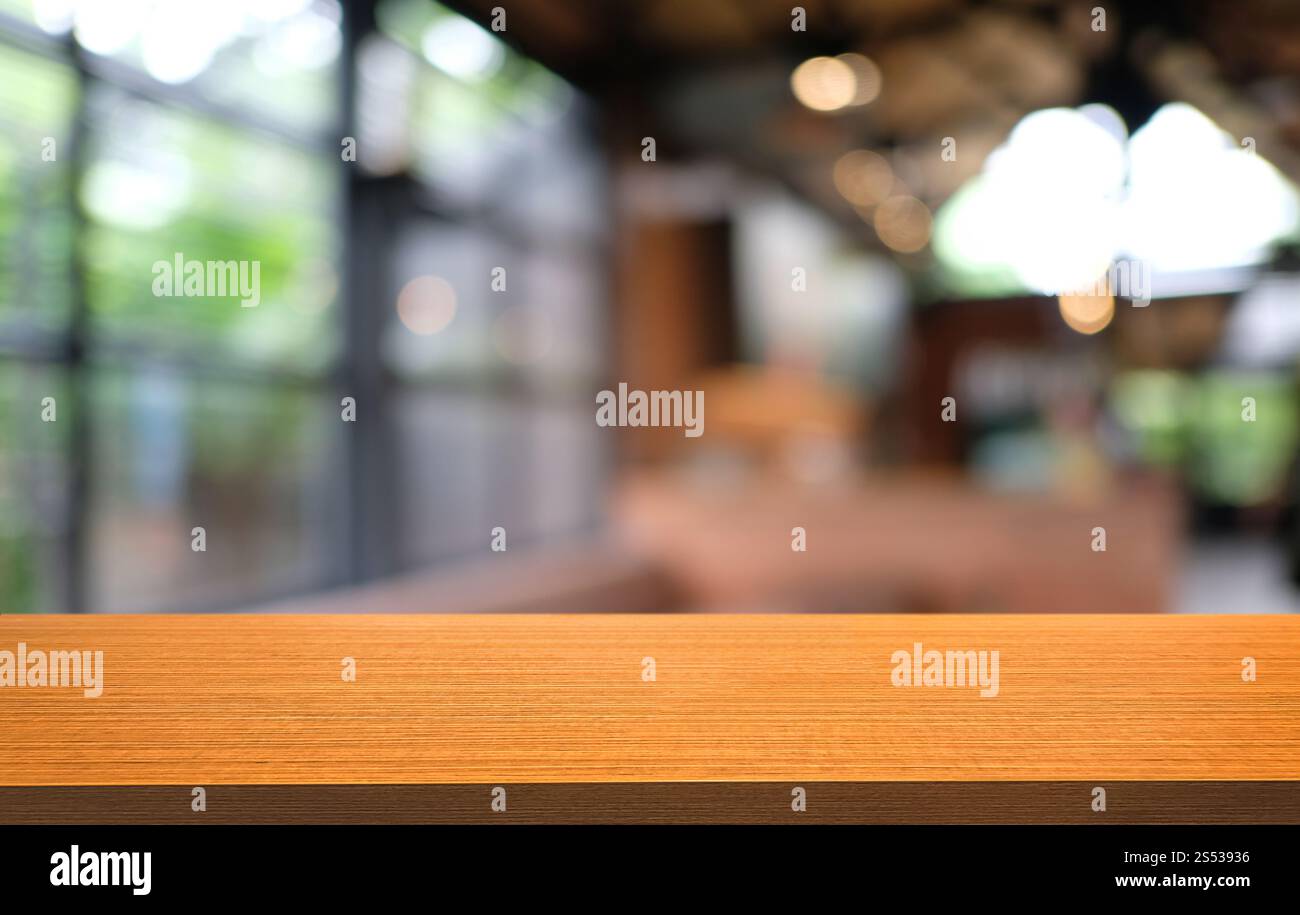 Tavolo vuoto di legno scuro davanti allo sfondo bokeh astratto e sfocato del ristorante. può essere utilizzato per la visualizzazione o il montaggio dei prodotti. Mock-up per Foto Stock