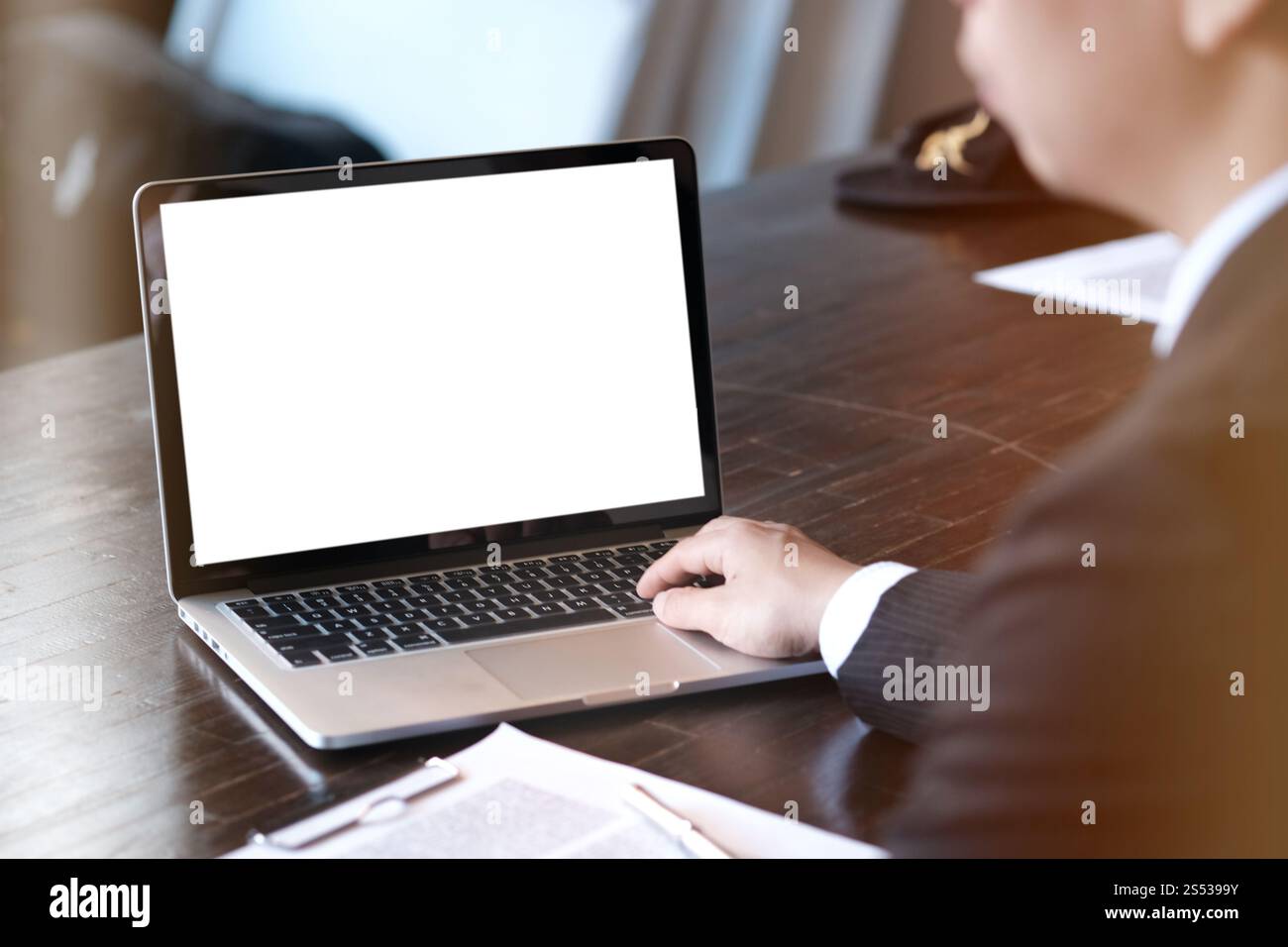 Uomo che lavora utilizzando un computer portatile su un tavolo di legno. Digitazione con le mani su una tastiera Foto Stock