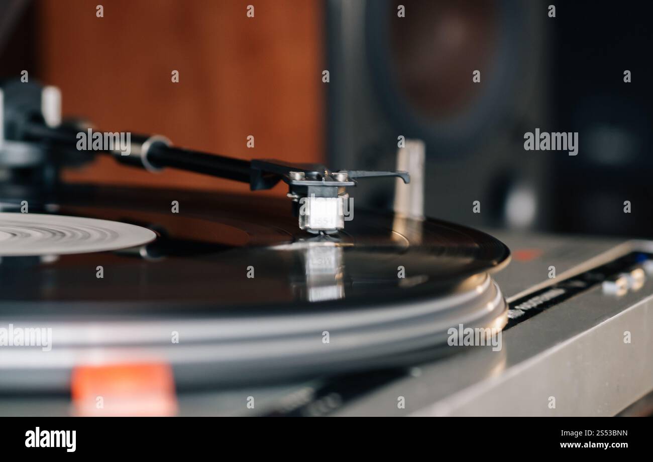 Primo piano della testina di una cartuccia su un disco in vinile, musica retrò analogica, raccolta dischi in vinile, attrezzatura vintage Foto Stock