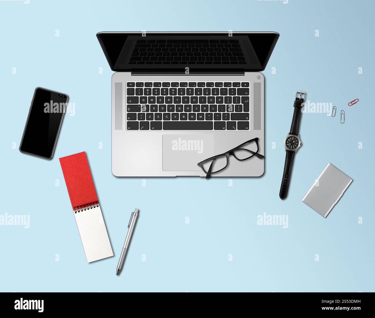 Moderna scrivania da ufficio mockup con vista dall'alto isolata in blu. Vista dall'alto del modello di scrivania da ufficio isolata su blu Foto Stock