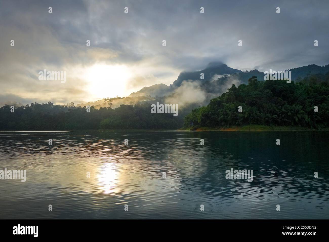 Alba sul lago Cheow LAN nel parco nazionale di Khao Sok, Thailandia. Alba sul lago Cheow LAN, parco nazionale di Khao Sok, Thailandia Foto Stock