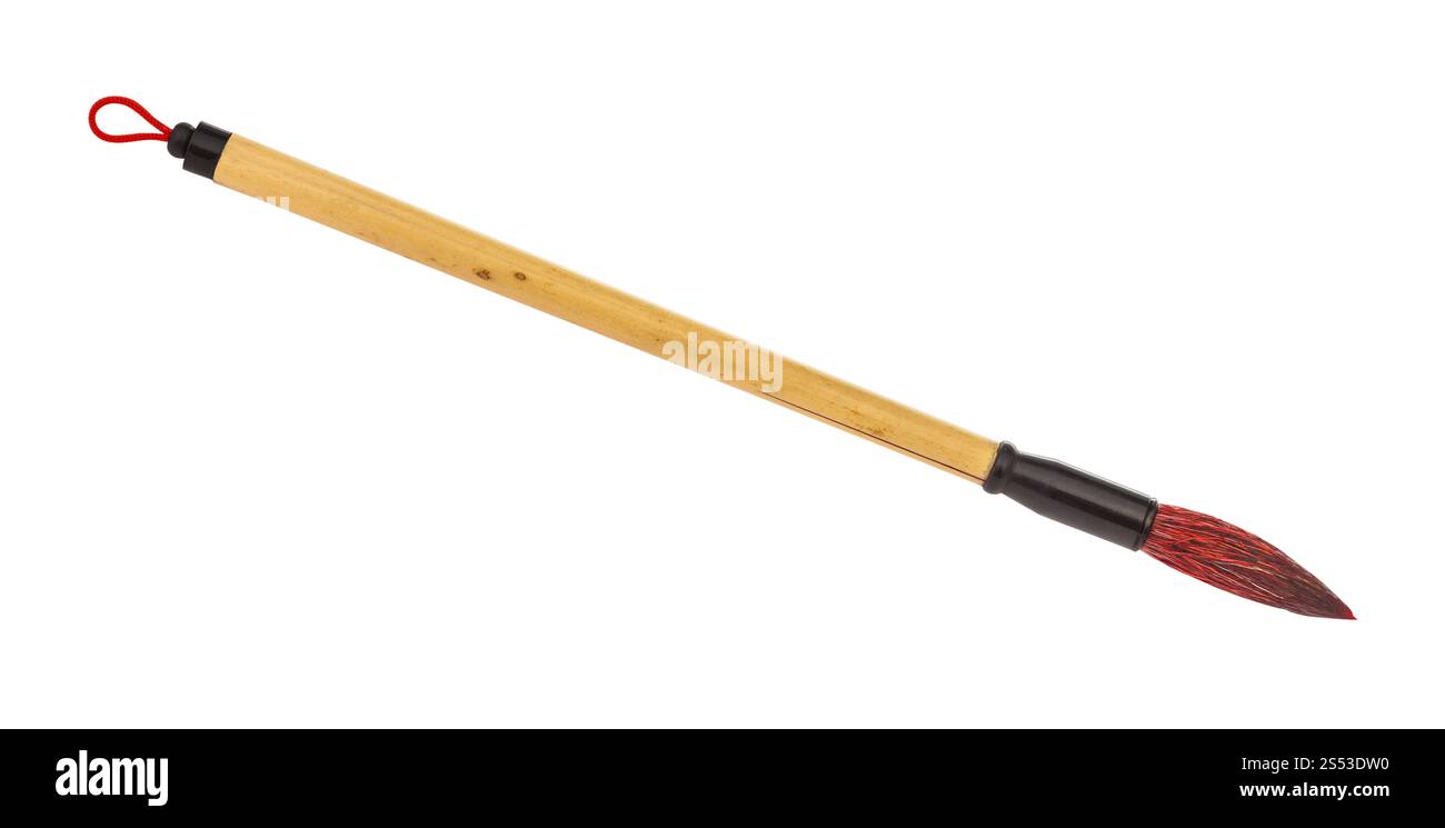 Il bambù pennello con colore rosso round pelo di capra punta per sumi-e ( suibokuga) pittura e calligrafia isolati su sfondo bianco Foto Stock