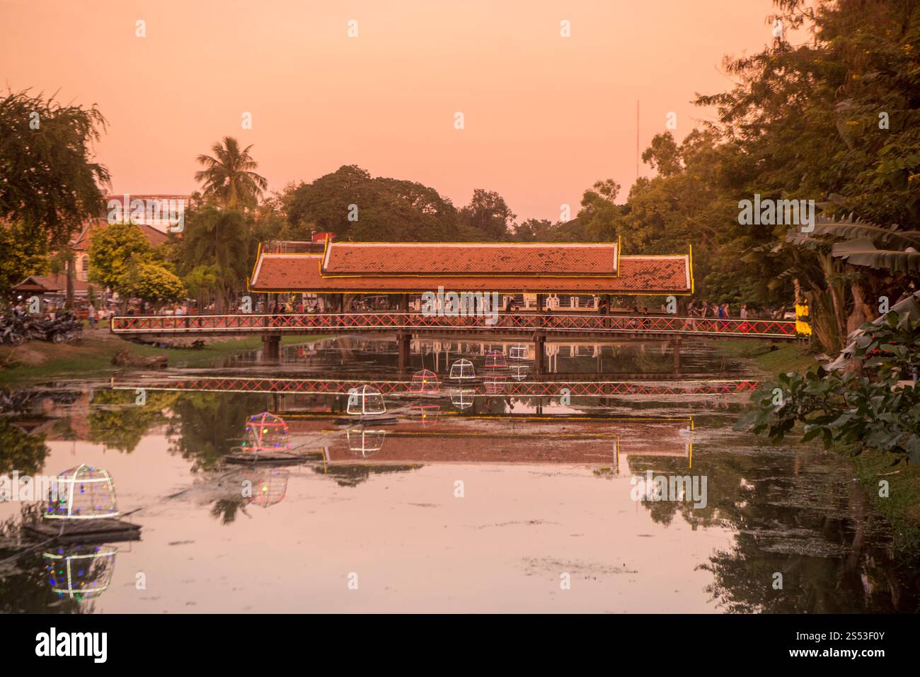 Un ponte sul fiume Siem Reap nella città vecchia nella città di Siem Reap nel nord-ovest della Cambogia. SIEM Reap, Cambogia, novembre 2018. CAMBOGIA SIEM Foto Stock