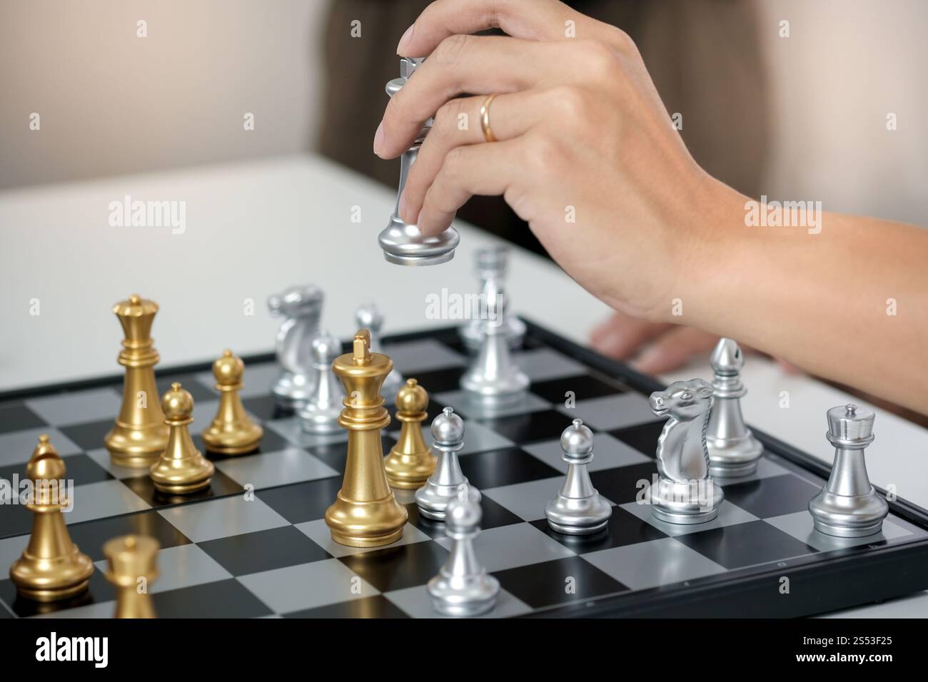 Imprenditore giocare con il gioco di scacchi. successo il concetto di gestione della strategia aziendale e sfida tattica Foto Stock