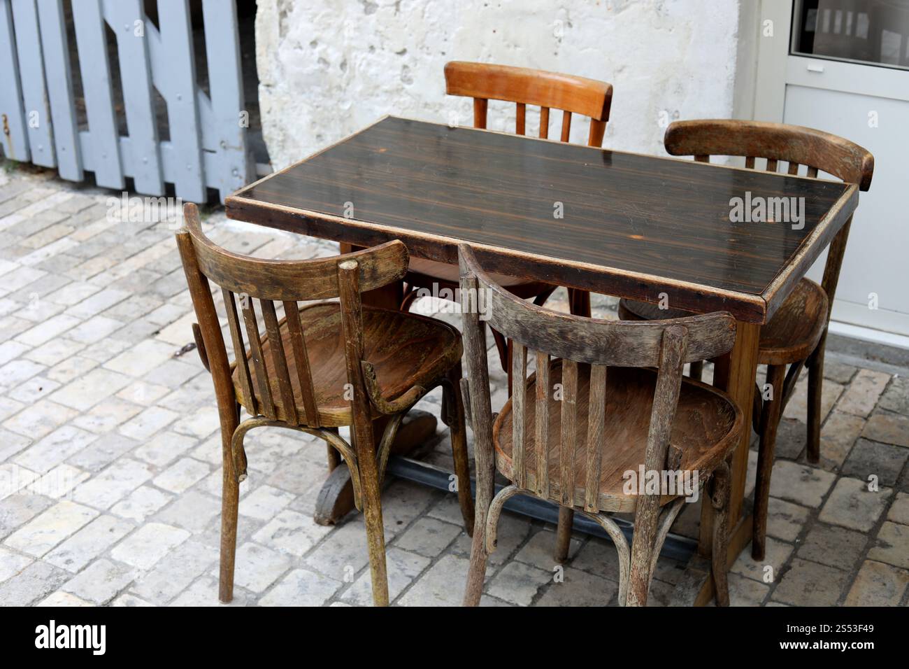 Un bellissimo set di tavoli e sedie in legno in una graziosa cittadina in Ile de Re sulla costa occidentale della Francia, in Europa. Foto Stock
