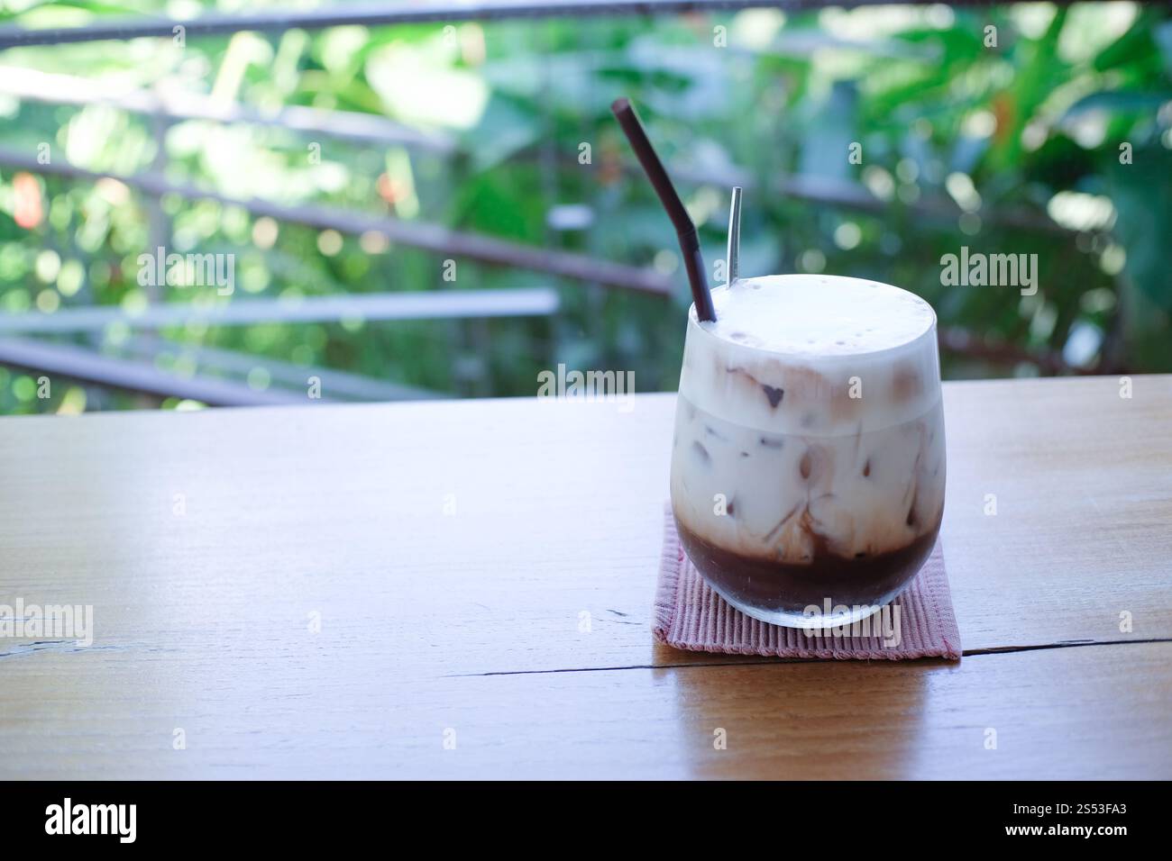 Il caffè sul tavolo in legno Foto Stock